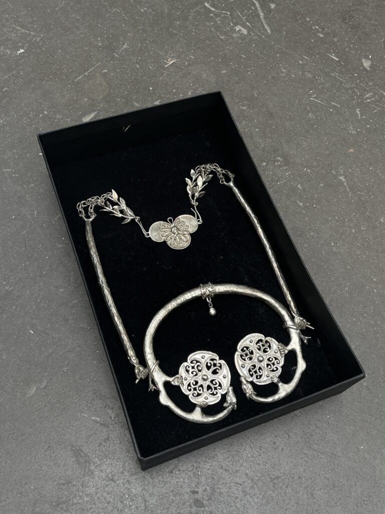 COMMISSIONED MASSIVE SILVER NECKLACE WITH ARTICULATED HANDS (MIA GOSSET)